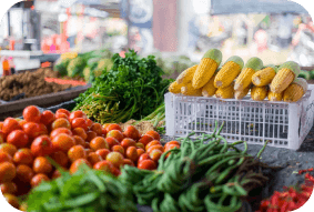 Legumes e verduras expostos em supermercado